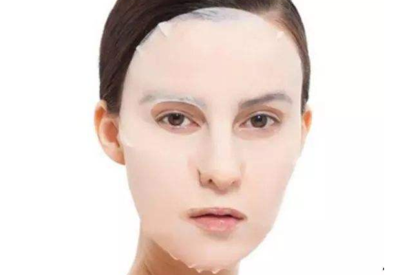 脸部出油是不是缺水的表现，敷面膜能不能改善