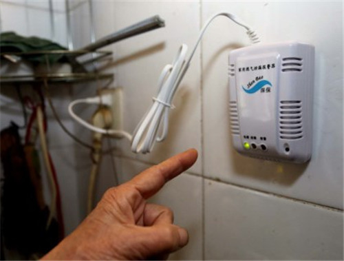 报警器灯为什么一闪一闪的