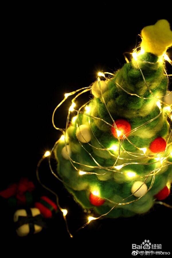 冬日暖暖的羊毛毡圣诞树