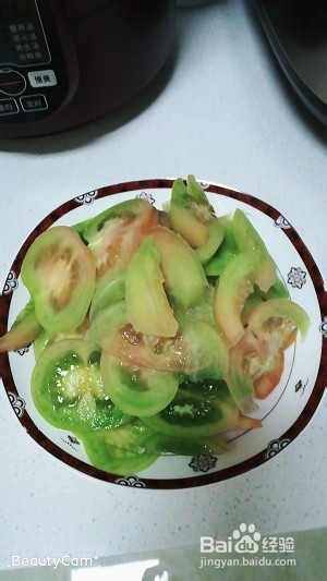 食补养生青椒炒青西红柿的做法