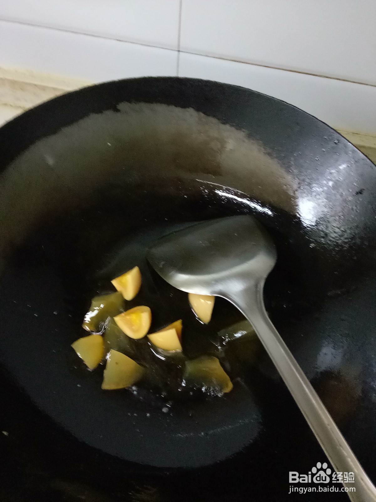 剩肉酱炒皮蛋豆腐