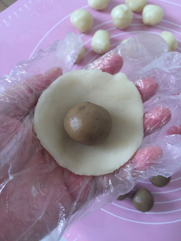 板栗馅儿冰皮月饼