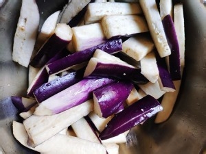 营养美食制作肉末茄子煲