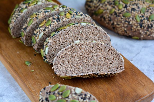 黑全麦瓜籽面包