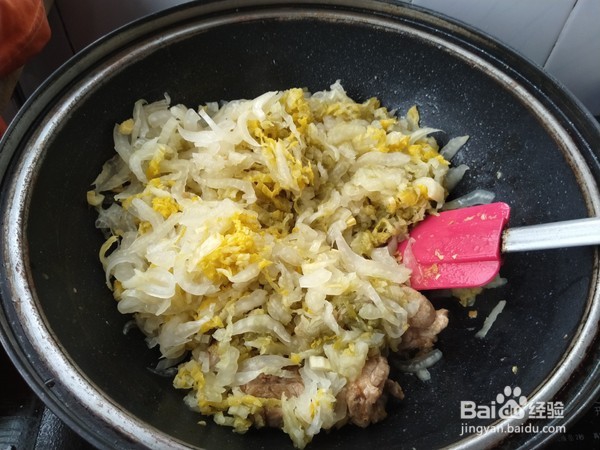如何制作酸菜烩排骨