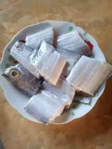 如何烧出诱人的煎带鱼?