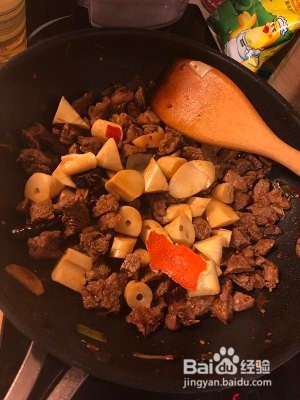 养生食补香辣笋子烧牛肉的做法