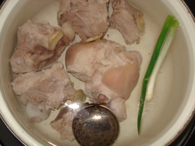 超级简单又美味的番茄玉米大骨汤