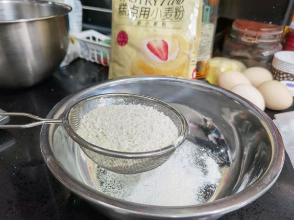 爱心白巧克力夹心慕斯蛋糕