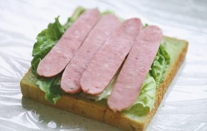 食补养生秋葵蟹柳香肠三明治的做法