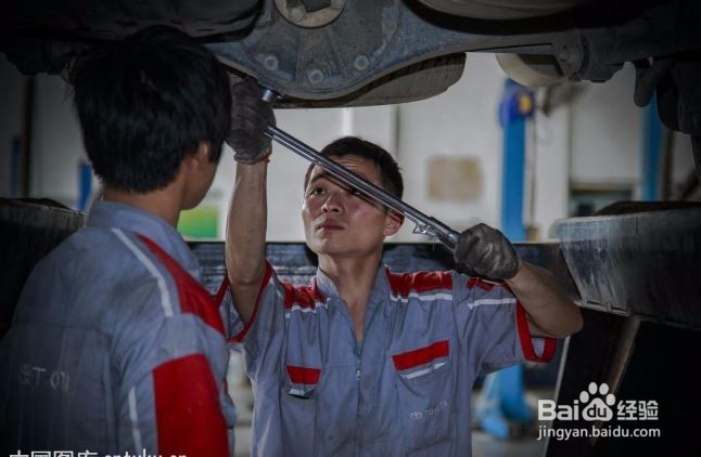 汽车车胎被钉子扎破怎么办