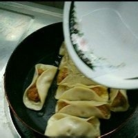 焦香四溢的猪肉香菇锅贴