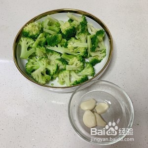 蒜蓉蚝油西兰花,减肥者必备的饱腹菜肴。
