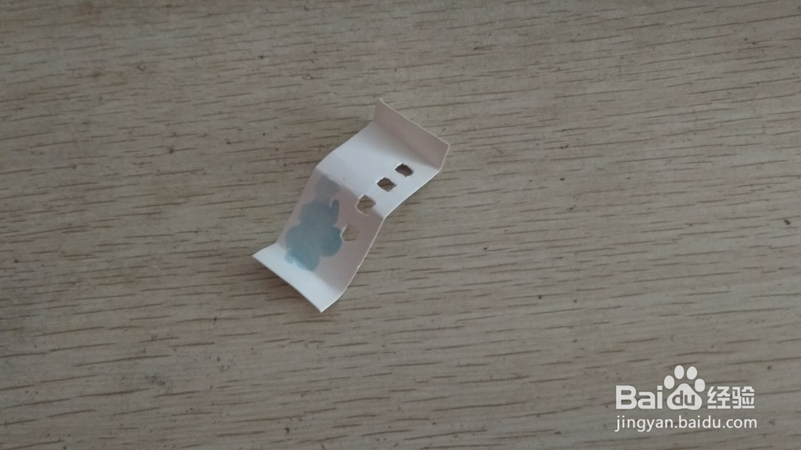 如何用带孔硬卡纸和中性笔芯做简易的中性笔支架