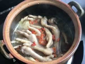 自己在家做药膳炖鸡脚的做法