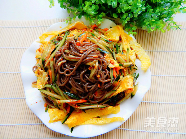黄瓜鸡蛋皮凉拌荞麦面