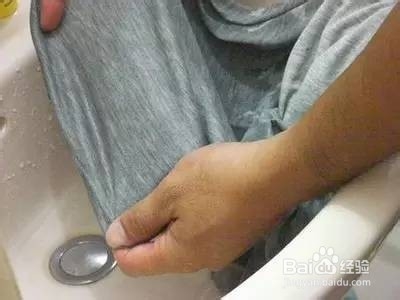 如何清洗有颜色衣服上的顽固污渍