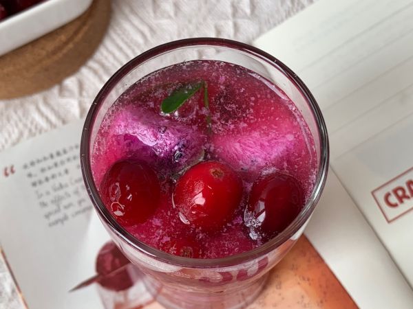 蔓越莓火龙果冰饮