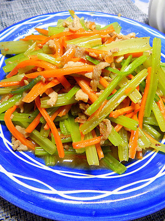 芹菜可以做搭配的菜也可以做主菜,今天来个芹菜炒肉丝