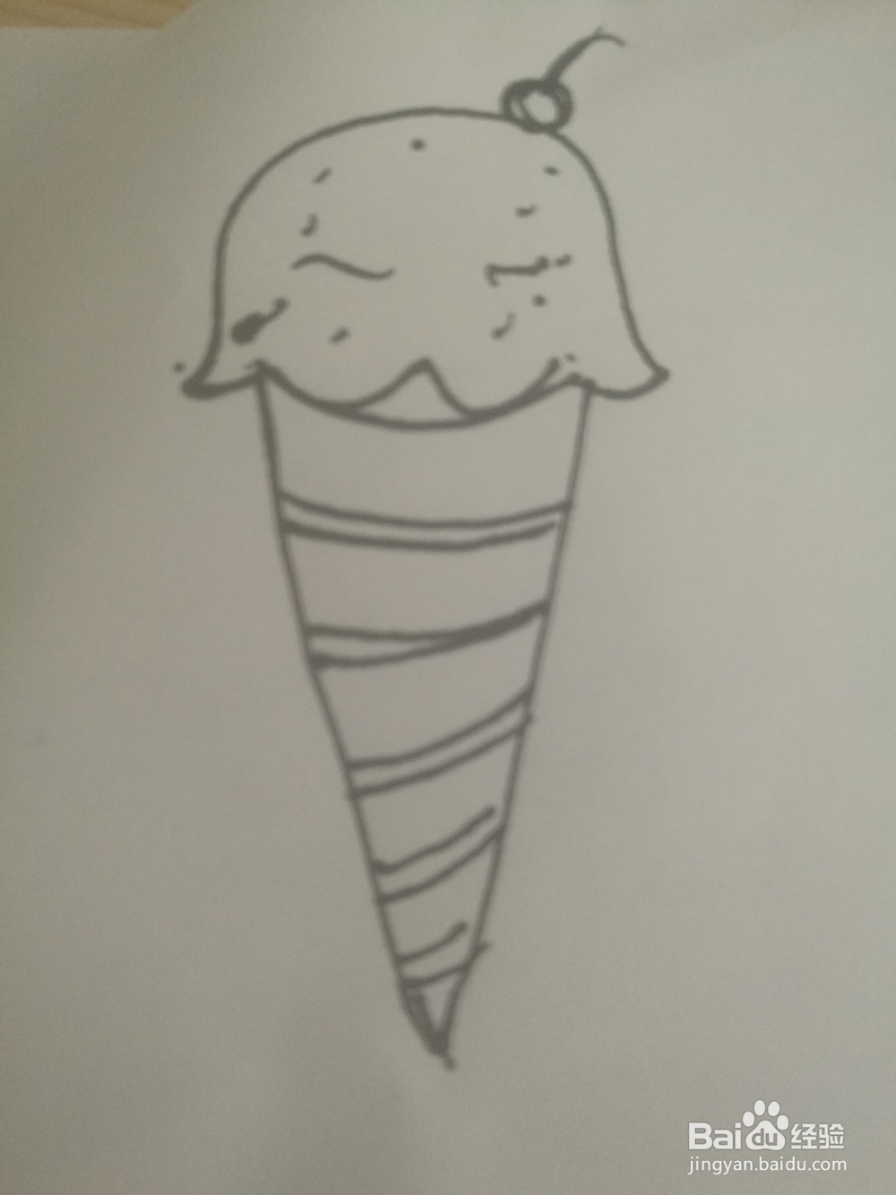 随手画两种冰激凌的简笔画