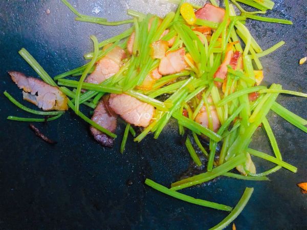 腊味年菜腊肉炒芹菜