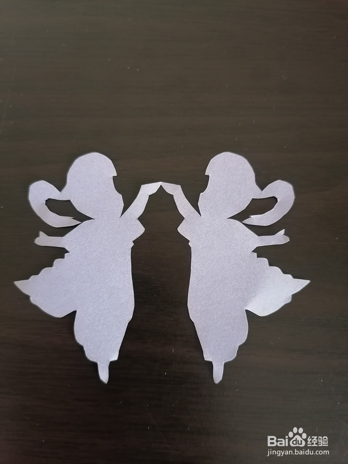 怎么用剪纸剪好手舞足蹈姐妹俩