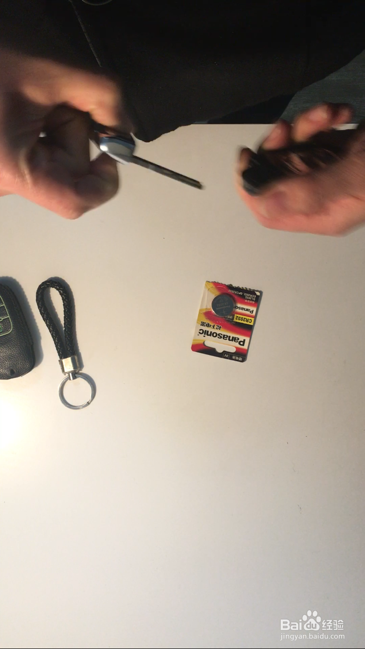 怎样换大众辉昂车钥匙的电池？