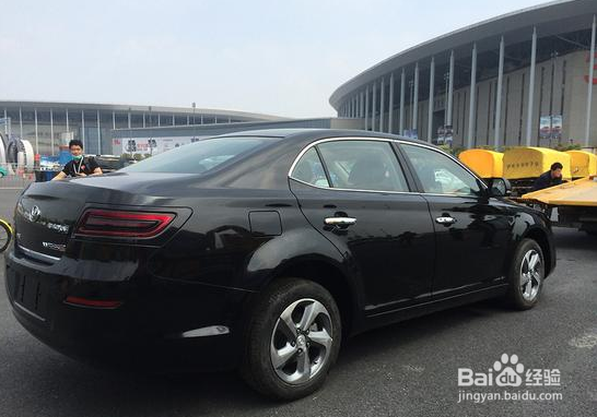 路上偶遇福特蒙迪欧，凑近一看车标却忍不住冷笑