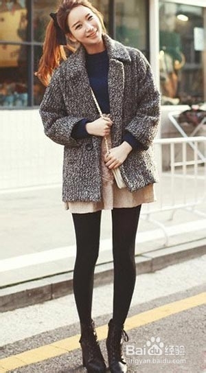 时尚外套搭配短裙+靴子 随性优雅又迷人