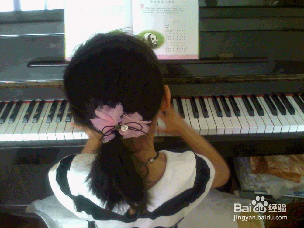 老年人怎样教幼儿弹唱大熊猫开发智力