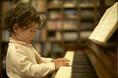 <b>宝宝学钢琴最佳年龄是几岁</b>