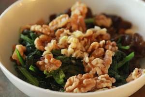 教你怎么做果仁菠菜拌木耳