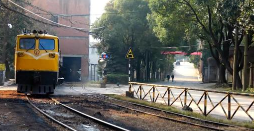 分析铁路宽轨，窄轨和标准轨这三者的优缺点(字数300以上)