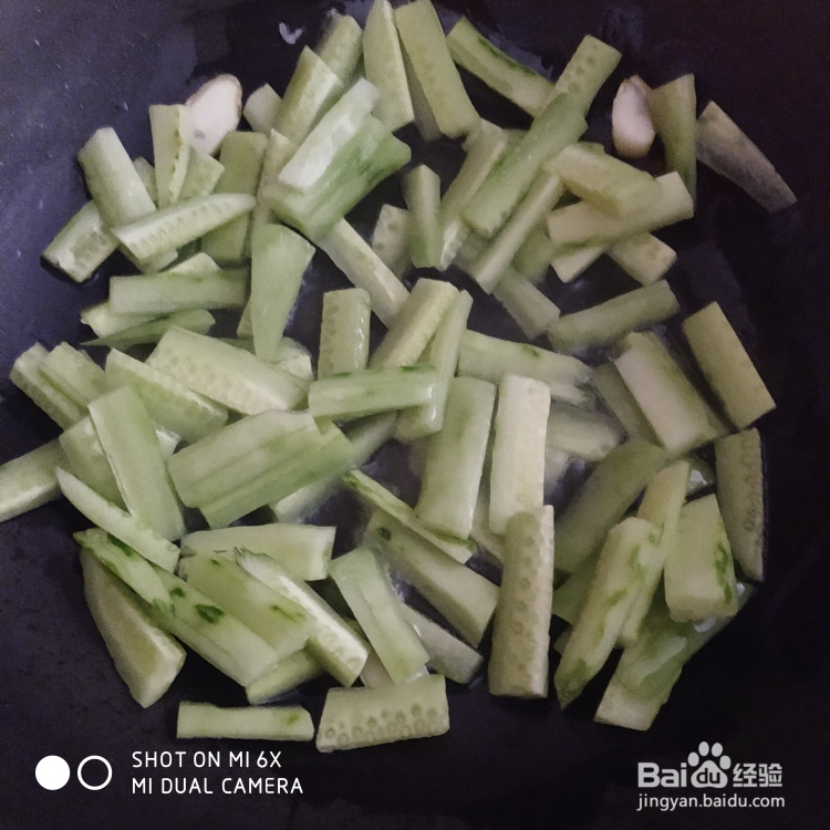 让人直流口水的烤肠炒黄瓜