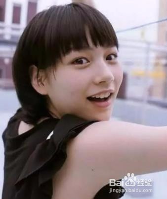 黑色短卷发怎样不老气