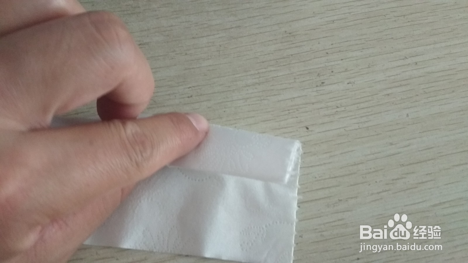 如何用一张长方形手纸做简易的中性笔的支架