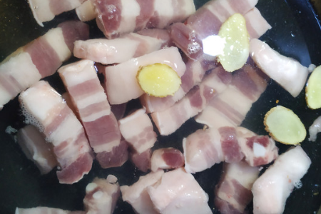 红烧肉炒糖色时不小心炒糊了，怎么去除苦味