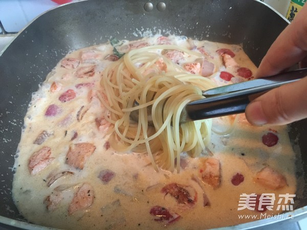 鱼子酱三文鱼意面