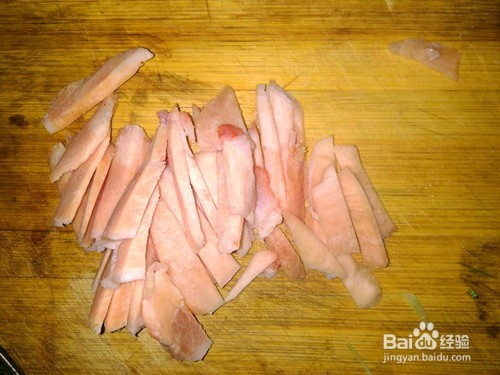 蒜苗炒肉的家常做法。
