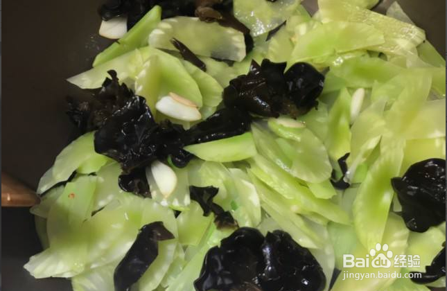 木耳炒莴笋的做法