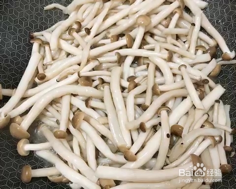 做出入味的腊排骨腊肉炒蟹味菇
