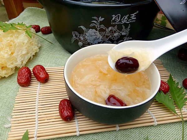 砂锅银耳红枣汤