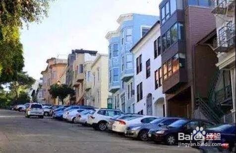 停车时倒车入库好，还是车头“扎”进去好？