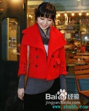 冬季女生红色风衣外套搭配小技巧