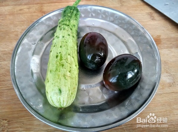 制作凉拌皮蛋黄瓜的攻略