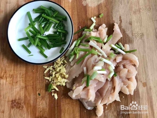 腐竹木耳炒鸡肉的做法