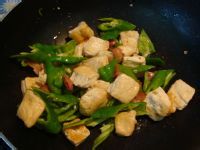 培根豆腐炒青椒的做法
