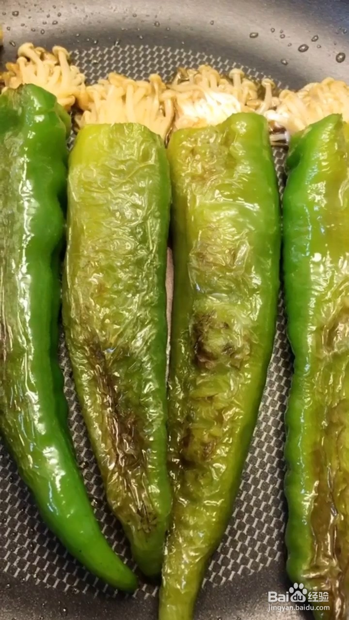 如何制作青椒包金针菇