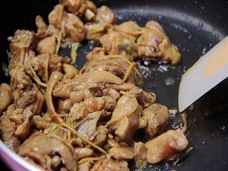 香菇滑鸡煲仔饭怎么做？