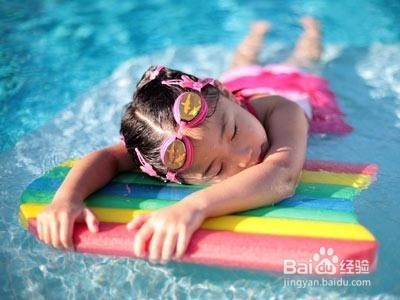 游泳浮板怎么用